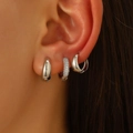 Primo piano di set di orecchini a cerchio in argento minimalisti con finiture in zirconi - Orecchini Pavé di Strass Argento (X396)