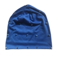 Bonnet en maille bleu orné de clous métalliques argentés dans un style punk épuré - Taille unique / Bleu saphir