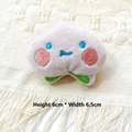 Détail de la broche en peluche pêche rose avec broderie, taille 6 cm par 6,5 cm - Style DIY (Ouverture au dos) / Pêche Rose