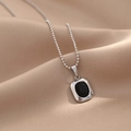 Minimalistische silberne Kugelkette mit rechteckigem schwarzen Onyx-Anhänger auf Seide - Silber-Schwarzer Zirkonia
