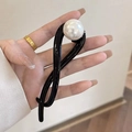 Pince à cheveux torsadée noire minimaliste avec une grande perle blanche élégante - Noir Brillant avec Perle Blanche