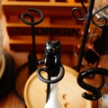 Gatto in ceramica nera appeso a un gancio in metallo per esporre i gioielli - Cucchiaio Sospeso Gatto Nero
