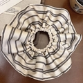 Beigefarbener gestreifter Satin-Haargummi mit minimalistischem Vintage-Design auf Holz - Weiß Gestreifter Haargummi / Groß