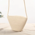 Dettaglio della trama della borsa in cotone intrecciato con zip e tracolla sottile - Stile di base / Bianco Sporco
