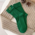 Dunkelgrüne Strick-Socken mit Tannenbaum-Stickerei und festlichen Zopfmustern - Grüner Goldener Baum