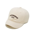 Détail d'une casquette en coton beige avec broderie marron et coutures de haute qualité - M (56-58cm) / Beige