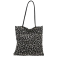 Bolso tote grande con estampado de leopardo, asas de cuero negro y ojetes dorados - Blanco