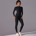 Detailweergave van de zwarte yoga jumpsuit met lange mouwen en rits voor dames - S / Zwart
