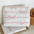 Borsa da trucco trapuntata bianca con motivi a fiocco rosa e nastri con etichetta - Pochette a mano con fiocco a righe orizzontali rosa