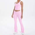 Détail de l'ensemble de yoga rose avec liseré contrasté blanc et pantalon évasé taille haute - Rose Sakura