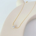 Collana minimalista in titanio dorato con ciondolo tondo in zircone su supporto espositivo - Acciaio al Titanio Placcato Oro 18K (Con Zirconia Bianca) / Oro