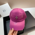 Nahaufnahme der rosa Baumwollkappe mit Distressed-Effekt und silbernem Kreuzemblem - Drachenfrucht