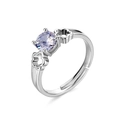 Dettaglio macro dell'anello regolabile in argento con zircone viola e design a trifoglio - Stile Quadrifoglio / Zirconia Viola Chiaro