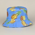 Gros plan haute définition d'un chapeau bob bleu avec motif d'ananas tropical - M (56-58cm) / Fond Bleu Ananas #2