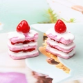 Makroaufnahme von zwei Miniatur-Erdbeer-Napoleon-Kuchen aus Harz für DIY-Bastelarbeiten - Rosa (Rote Füllung)