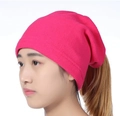 Tour de cou et bonnet multifonction en polaire rose rouge porté par un mannequin - Taille unique / Rouge Rose