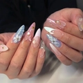 Λεπτομέρεια από μακριά stiletto νύχια με 3D λουλούδια και γούρια πεταλούδας - 3D Floral Μαργαριτάρι / DS08-Ονειρικό Ροζ Μπλε Ντεγκραντέ 3D Λουλούδι Πεταλούδα
