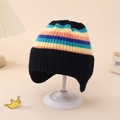 Détail d'un bonnet de bébé en tricot noir à rayures arc-en-ciel avec protège-oreilles hiver - Taille Unique (0-15 Mois) / Noir