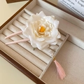 Horquilla elegante de camelia blanca con borlas rosas y adornos de perlas finas - Estilo de Camelia Blanca Mango Rosa (51# Horquilla-Flor Blanca)