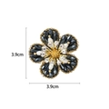 Detailweergave van bloembloche met blauwe kralen en witte parels, afmeting 3,9 cm bij 3,9 cm - Bloemvorm (XX0056) / Bloem