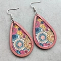 Boho-Ohrringe in Tropfenform mit herbstlichem Blumenmuster auf grauem Hintergrund - Vintage Rot & Gelb Floral