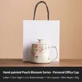 Tazza in ceramica 350ml con fiori di pesco, coperchio e borsa regalo coordinata - Scatola regalo