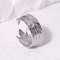 Anello aperto a piuma in argento acciaio inox con trama su pietra bianca sfondo - Stile Piuma (JR322) / Color Acciaio
