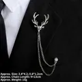 Détail de la broche cerf argentée avec strass et chaînes sur un revers noir - Style Tête de Cerf Argentée (TL24012)
