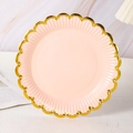 Piatto di carta rosa da 7 pollici con elegante bordo smerlato dorato per feste - Rosa