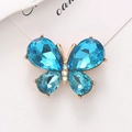 Detailaufnahme des himmelblauen Kristallschmetterlings mit goldener Zinklegierung - Blau