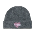 Detalle del gorro de invierno gris oscuro con bordado de corazón rosa y texto BE LOVED - M (56-58cm) / Gris oscuro
