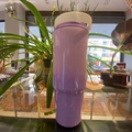 Detailed macro of a purple 30oz insulated travel mug with ergonomic handle and dual-sip lid - 30oz / Gradient Purple
