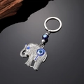 Vintage Elefanten Schlüsselanhänger aus Silber mit blauem Auge und Kristallen auf schwarzem Grund - Elefant