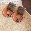 Dettaglio macro di orecchini vintage in legno e resina con motivo di bambù - Perno per orecchini in argento sterling 925 - Caffè - Stile foglia di bambù