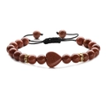 Dettaglio del ciondolo a cuore in arenaria rossa e perline su bracciale intrecciato - Pietra del Sole Oro (Intrecciato)