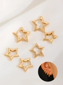Drei Paar minimalistische goldene Creolen in Sternform auf weißem Seidenstoff-Hintergrund - Stern-Ohrringe (N-1086) / 6er Set / KC Gold