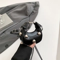Mini-Halbmondtasche in Schwarz mit silbernen Kugelnieten und Umhängeriemen - Schwarz