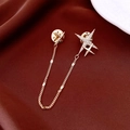 Dettaglio di spille a stella in oro 18k con catena su elegante tessuto di seta rossa - Stile Scintilla di Stella Dorata (Placcato Oro)