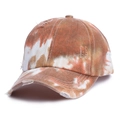 Detalle de gorra tie-dye con acabados desgastados y diseño retro de estilo urbano actual - Ajustable / Marrón