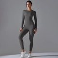 Détail d'un ensemble de yoga gris foncé à manches longues en tissu de sport extensible - Gris foncé
