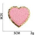 Detail van roze hart chenille patch met gouden glitterrand en 5cm afmetingen info - Nr.9 - Rozerood Hart