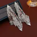 Zilveren mesh franje oorbellen met driehoekige metalen delen op rood leer - Kwastje Druppel / Zilver