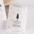 Scatola regalo di Natale bianca a forma di cuscino con sagome nere e stelle - Un Albero