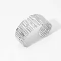 Brazalete ancho de acero inoxidable plateado con textura artística de ondas martilladas - Estilo de Arruga de Ondulación Irregular (PA1262) / Plateado