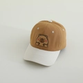Detail der Kinder-Baseballkappe mit Capybara-Patch und schicken Kontrastfarben - Kinder 50-54CM / Kaffeebraun