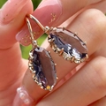 Pendientes retro con gema púrpura y montura de varias garras en oro rosa con ganchos - E4627 Azul Oscuro / Base Plateada