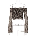 Detail eines transparenten Leopard-Mesh-Tops mit gewellten Säumen auf weißem Hintergrund - S / Leopardenmuster Stil / Khaki