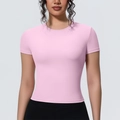 Vue détaillée du t-shirt de yoga rose ajusté montrant la texture du tissu respirant - Rose Sakura