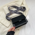 Schwarze Vintage Umhängetasche mit Wildlederklappe und breitem geometrischem Gurt - Schwarz