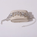 Elegantes silberfarbenes Brautarmband mit Strasssteinen und filigranem Blumenranken-Design - Armband / Silber/Weiß